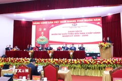 Các đại biểu biểu quyết thông qua danh sách Ban Chấp hành Đảng bộ Văn phòng Trung ương Đảng nhiệm kỳ 2025-2030. (Ảnh: Thống Nhất/TTXVN)