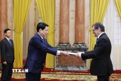 Chủ tịch nước Lương Cường tiếp nhận Quốc thư từ Đại sứ Cộng hoà Phần Lan tại Việt Nam Pekka Voutilainen. (Ảnh: Lâm Khánh/TTXVN)