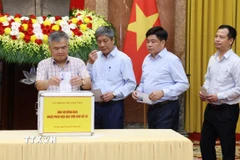 Lãnh đạo, cán bộ, nhân viên Văn phòng Chủ tịch nước quyên góp, ủng hộ đồng bào khắc phục hậu quả cơn bão số 10. (Ảnh: Lâm Khánh/ TTXVN)