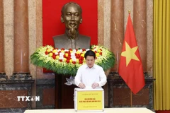 Chủ tịch nước Lương Cường quyên góp, ủng hộ đồng bào khắc phục hậu quả cơn bão số 10. (Ảnh: Lâm Khánh/ TTXVN)