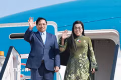 Thủ tướng Phạm Minh Chính và Phu nhân Lê Thị Bích Trân rời Kuwait, tiếp tục lên đường thăm chính thức Algeria. (Ảnh: Dương Giang/TTXVN)