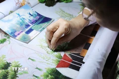 Giữa nhịp sống hối hả, người dân xã Thư Trì, tỉnh Hưng Yên vẫn cần mẫn, miệt mài bên khung thêu, tỉ mỉ từng đường kim mũi chỉ để giữ nghề truyền thống. (Ảnh: Thế Duyệt/TTXVN)