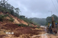 Quốc lộ 24 đoạn qua xã Măng Đen bị sạt lở nghiêm trọng. (Ảnh: Cao Nguyên/TTXVN)