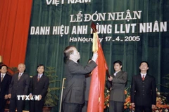 Chủ tịch nước Trần Đức Lương trao tặng Danh hiệu Anh hùng Lực lượng vũ trang nhân dân cho TTXVN, ngày 17/4/2005. (Ảnh: Nguyễn Khang/TTXVN)