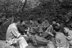 Trong công cuộc kháng chiến cứu quốc, phóng viên của TTXVN đã có mặt ở những địa bàn nóng bỏng, gian khổ nhất để ghi lại những hình ảnh chiến đấu dũng cảm, hào hùng của quân và dân ta. Trong ảnh: Buổi họp của Phân xã Trị Thiên-Huế bên bờ suối. (Ảnh: TTXVN)