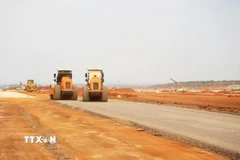 Thi công đường băng. (Ảnh: Hồng Đạt/TTXVN)
