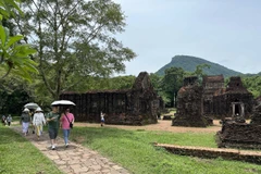 Du khách quốc tế tham quan Khu đền tháp Mỹ Sơn. (Ảnh: Đỗ Trưởng/TTXVN)