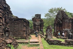 Du khách tham quan tháp Chăm ở Mỹ Sơn. (Ảnh: Đỗ Trưởng/TTXVN)