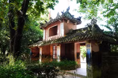 Cổng tam quan, cổng chính của chùa Diệu Đế, phường Phú Xuân, thành phố Huế, nhìn từ sân chùa ra ngoài. (Ảnh: Nguyên Lý/TTXVN)