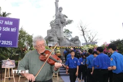 Cựu binh Mỹ Roy Mike Boehm kéo vĩ cầm tưởng nhớ các nạn nhân vụ thảm sát Sơn Mỹ. (Ảnh: Đinh Hương/TTXVN)