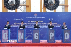 Chủ tịch nước Lương Cường và các đại biểu khánh thành Cảng container quốc tế TIL Cảng Hải Phòng - HTIT (Bến số 3, số 4 - Khu bến cảng Lạch Huyện). (Ảnh: Lâm Khánh/TTXVN)