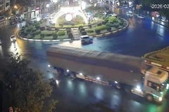 Hiện trường vụ va chạm giữa xe container với xe máy. (Ảnh: Công an cung cấp)