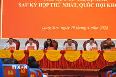 Đoàn đại biểu Quốc hội tỉnh Lạng Sơn tiếp xúc cử tri. (Ảnh: Tiến Vĩnh/TTXVN)