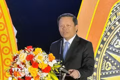 Phó Chủ tịch Ủy ban Nhân dân tỉnh Phú Thọ Phan Trọng Tấn phát biểu tại lễ khai mạc. (Ảnh: TTXVN phát)