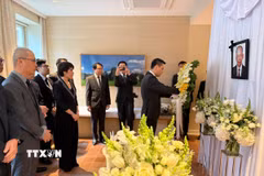 Đại sứ Đặng Hoàng Giang đặt vòng hoa viếng đồng chí Khamtay Siphandone. (Ảnh: Thanh Tuấn/TTXVN)
