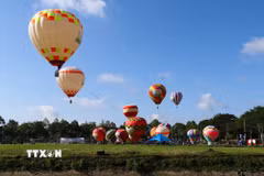 Không gian đầy sắc màu của chương trình biểu diễn khinh khí cầu nghệ thuật. (Ảnh: Hồng Thái/TTXVN)