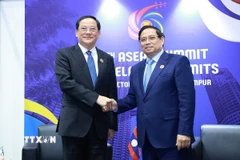 Thủ tướng Phạm Minh Chính gặp Thủ tướng Lào Sonexay Siphandone. (Ảnh: Dương Giang/TTXVN)