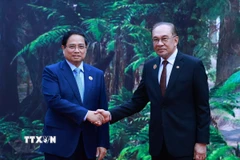 Thủ tướng Malaysia Anwar Ibrahim, Chủ tịch ASEAN 2025 đón Thủ tướng Phạm Minh Chính tham dự Hội nghị Cấp cao ASEAN lần thứ 47 và các Hội nghị Cấp cao liên quan. (Ảnh: Dương Giang/TTXVN)