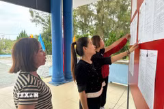 Cử tri xem bảng niêm yết danh sách chính thức, tiểu sử tóm tắt những người ứng cử đại biểu Quốc hội khóa XVI và đại biểu Hội đồng Nhân dân tỉnh Quảng Trị nhiệm kỳ 2026-2031. (Ảnh: TTXVN phát)