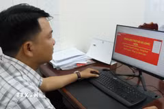Từ số hóa hồ sơ, tổ chức lại quy trình tiếp nhận đến giải quyết thủ tục không phụ thuộc địa giới hành chính, hiệu quả ngày càng được nhìn bằng những kết quả cụ thể. (Ảnh: Hữu Duyên/TTXVN)