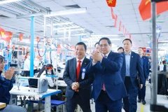 Thủ tướng Phạm Minh Chính thăm xưởng may của Tổng Công ty May 10. (Ảnh: Dương Giang/TTXVN)