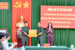 Bí thư Trung ương Đảng, Phó Chủ tịch nước Võ Thị Ánh Xuân tặng quà cán bộ, chiến sỹ Ban Chỉ huy Biên phòng Cửa khẩu cảng Dương Đông (đặc khu Phú Quốc, An Giang). (Ảnh: Văn Sĩ/TTXVN)