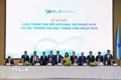 Trung tâm Đổi mới sáng tạo và 8 trường đại học thành viên của Đại học Quốc gia Thành phố Hồ Chí Minh ký thỏa thuận hợp tác trong triển khai các nhiệm vụ đổi mới sáng tạo. (Ảnh: Thu Hoài/TTXVN)