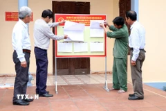 Kiểm tra, rà soát danh sách cử tri tại khu vực bỏ phiếu số 1, xã Xuân Hồng, tỉnh Ninh Bình. (Ảnh: Thùy Dung/TTXVN)