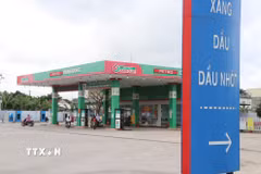 Một cây xăng, dầu trên các phường trung tâm của tỉnh Quảng Ngãi. (Ảnh: Phạm Cường/TTXVN)