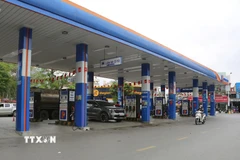 Người đến mua xăng tại một cây xăng lớn khu vực trung tâm thành phố Hải Phòng không bị tăng đột biến. (Ảnh: Minh Thu/TTXVN)