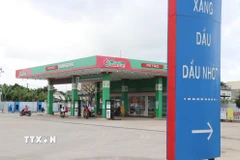 Một cây xăng, dầu trên các phường trung tâm của tỉnh Quảng Ngãi. (Ảnh: Phạm Cường/TTXVN)