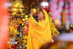 Không chỉ là một hình thức sinh hoạt tín ngưỡng, nghi lễ hầu đồng còn được nhìn nhận như loại hình nghệ thuật trình diễn độc đáo, kết tinh nhiều giá trị văn hóa truyền thống. (Ảnh: Khánh Hòa/TTXVN)