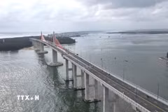 Cầu vượt cửa biển Thuận An. (Ảnh: Văn Dũng/TTXVN)