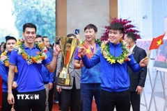 Đội trưởng Duy Mạnh và tiền đạo Tiến Linh mang theo cup vô địch ASEAN Cup 2024 cùng Huấn luyện viên Kim Sang-sik và Quang Hải đến dự buổi gặp mặt với Thủ tướng Phạm Minh Chính. (Ảnh: Dương Giang/TTXVN)