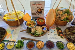 Một niêu Mỳ Quảng với đủ các hương vị xứ Quảng được giới thiệu tại Hội thảo. (Ảnh: Trần Lê Lâm/TTXVN)