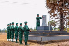 Cán bộ, chiến sỹ Bộ đội Đồn Biên phòng Tân Phú tuần tra, kiểm tra khu vực mốc quốc giới trên tuyến biên giới Tây Ninh. (Ảnh: Minh Phú/TTXVN)