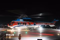 Trực thăng của Binh đoàn 18 (Bộ Quốc phòng) cùng lúc chở 2 bệnh nhân từ Trường Sa đáp xuống sân đỗ Bệnh viện Quân y 175. (Ảnh: TTXVN phát)