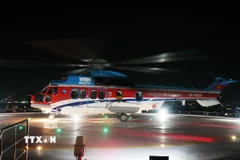 Trực thăng của Binh đoàn 18 (Bộ Quốc phòng) cùng lúc chở 2 bệnh nhân từ Trường Sa đáp xuống sân đỗ Bệnh viện Quân y 175. (Ảnh: TTXVN phát)