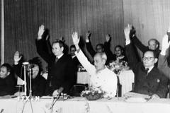 Quốc hội đã ban hành Hiến pháp 1959 tạo nền tảng pháp lý cho việc xây dựng chủ nghĩa xã hội ở miền Bắc, đấu tranh thống nhất nước nhà. Trong ảnh: Chủ tịch Hồ Chí Minh và các đại biểu Quốc hội nhất trí thông qua Hiến pháp mới tại Kỳ họp thứ 11, Quốc hội khóa I (1959). (Ảnh: TTXVN)