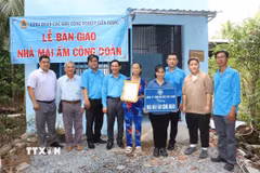 Liên đoàn Lao động tỉnh Tiền Giang bàn giao căn nhà Mái ấm công đoàn cho chị Nguyễn Thị Kim Quyên, xã Trung An, thành phố Mỹ Tho, công nhân Công ty TNHH Dụ Đức Tiền Giang. (Ảnh: Minh Trí/TTXVN)