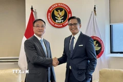 Ông Andhika Chrisnayudhanto, Phó Giám đốc Cơ quan chống khủng bố quốc gia Indonesia và Trung tướng Phạm Thế Tùng (trái), Thứ trưởng Bộ Công an Việt Nam chủ trì cuộc họp. (Ảnh: Đỗ Quyên/TTXVN)