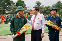 Chủ tịch Quốc hội Trần Thanh Mẫn động viên các tân binh. (Ảnh: Doãn Tấn/TTXVN)