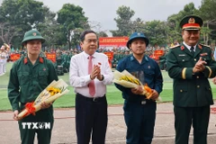 Chủ tịch Quốc hội Trần Thanh Mẫn động viên các tân binh. (Ảnh: Doãn Tấn/TTXVN)