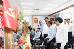 Thường trực Ban Bí thư Trần Cẩm Tú thăm Trung tâm Hành chính công phường Thanh Khê, thành phố Đà Nẵng. (Ảnh: Phương Hoa/ TTXVN)