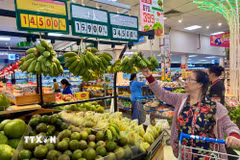 Người dân mua trái cây tại siêu thị Co.op trên đường Nguyễn Đình Chiểu, Thành phố Hồ Chí Minh. (Ảnh: Hương Giang/TTXVN)