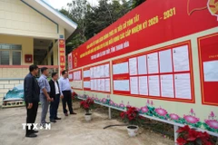 Xã vùng cao biên giới Sơn Thủy (Thanh Hóa) đã hoàn tất công tác trang trí khánh tiết tại những vị trí trung tâm, chuẩn bị sẵn sàng cho ngày hội lớn. (Ảnh: Khiếu Tư/TTXVN)