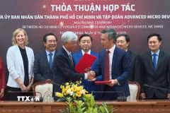 Quang cảnh buổi ký kết biên bản ghi nhớ giữa Ủy ban Nhân dân Thành phố Hồ Chí Minh và Tập đoàn AMD. (Ảnh: Hữu Duyên/TTXVN)