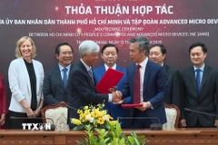 Quang cảnh buổi ký kết biên bản ghi nhớ giữa Ủy ban Nhân dân Thành phố Hồ Chí Minh và Tập đoàn AMD. (Ảnh: Hữu Duyên/TTXVN)