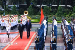 Chủ tịch nước Lương Cường và Tổng thống Cộng hòa Litva Gitanas Nauseda duyệt Đội danh dự Quân đội Nhân dân Việt Nam. (Ảnh: Tuấn Anh/TTXVN)
