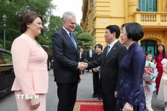 Chủ tịch nước Lương Cường và Phu nhân đón Tổng thống Cộng hoà Litva Gitanas Nauseda và Phu nhân. (Ảnh: Lâm Khánh/TTXVN)